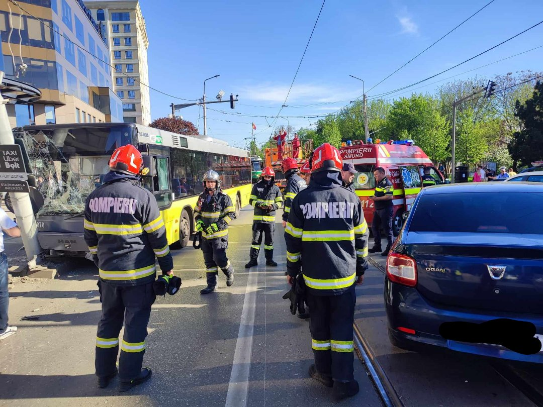 (FOTO) Accident rutier pe strada Palat din Iași. Impact între un autobuz și un autoturism