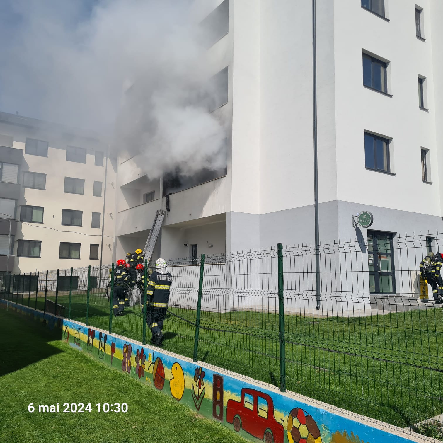 (FOTO/AUDIO) Incendiu la un bloc din localitatea Valea Lupului, jud. Iași