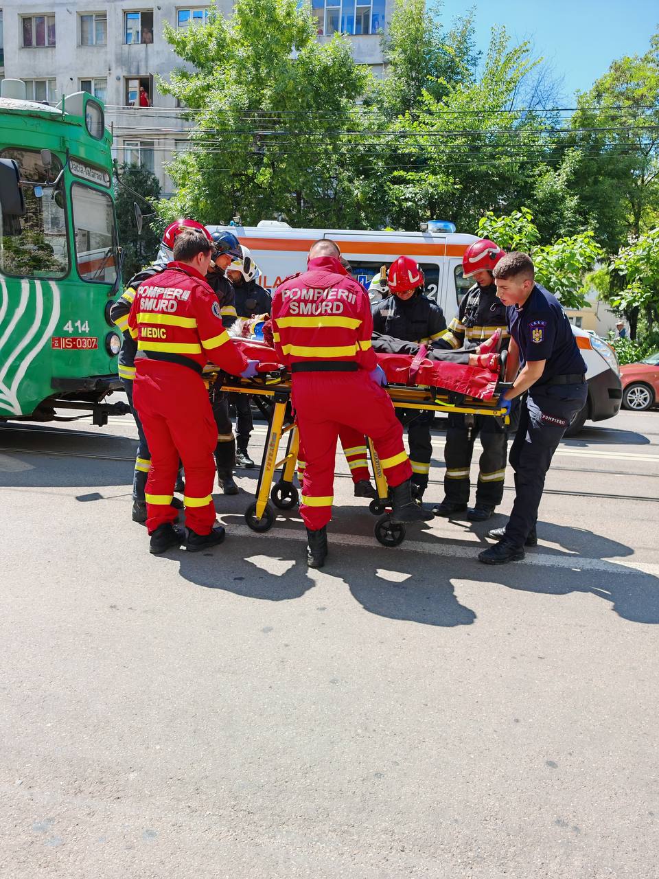 (FOTO) O persoană a fost lovită de tramvai în cartierul ieșean Alexandru cel Bun