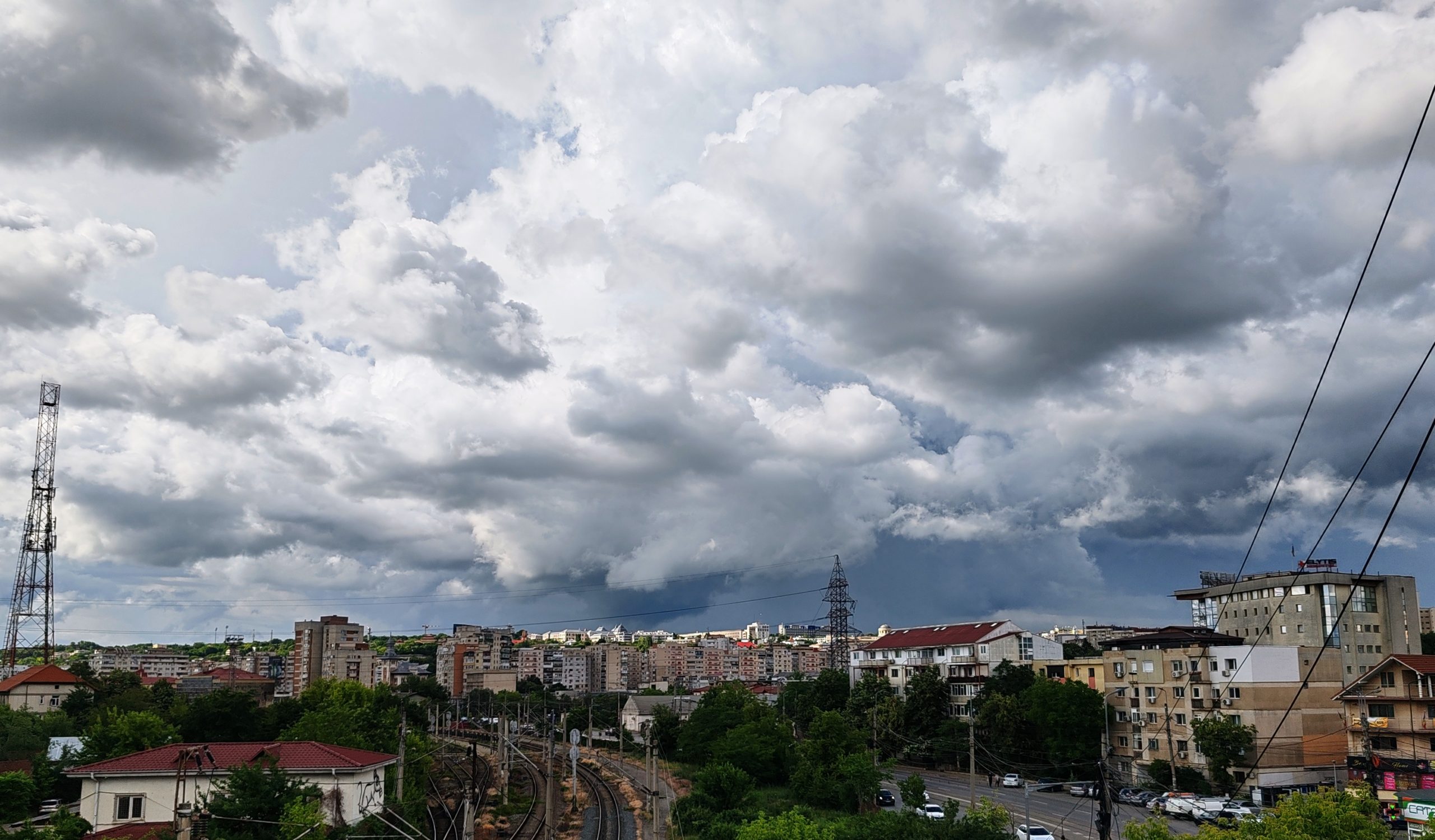 (UPDATE) Meteo: Avertizări cod portocaliu și galben de averse, descărcări electrice și grindină pentru județe din Moldova