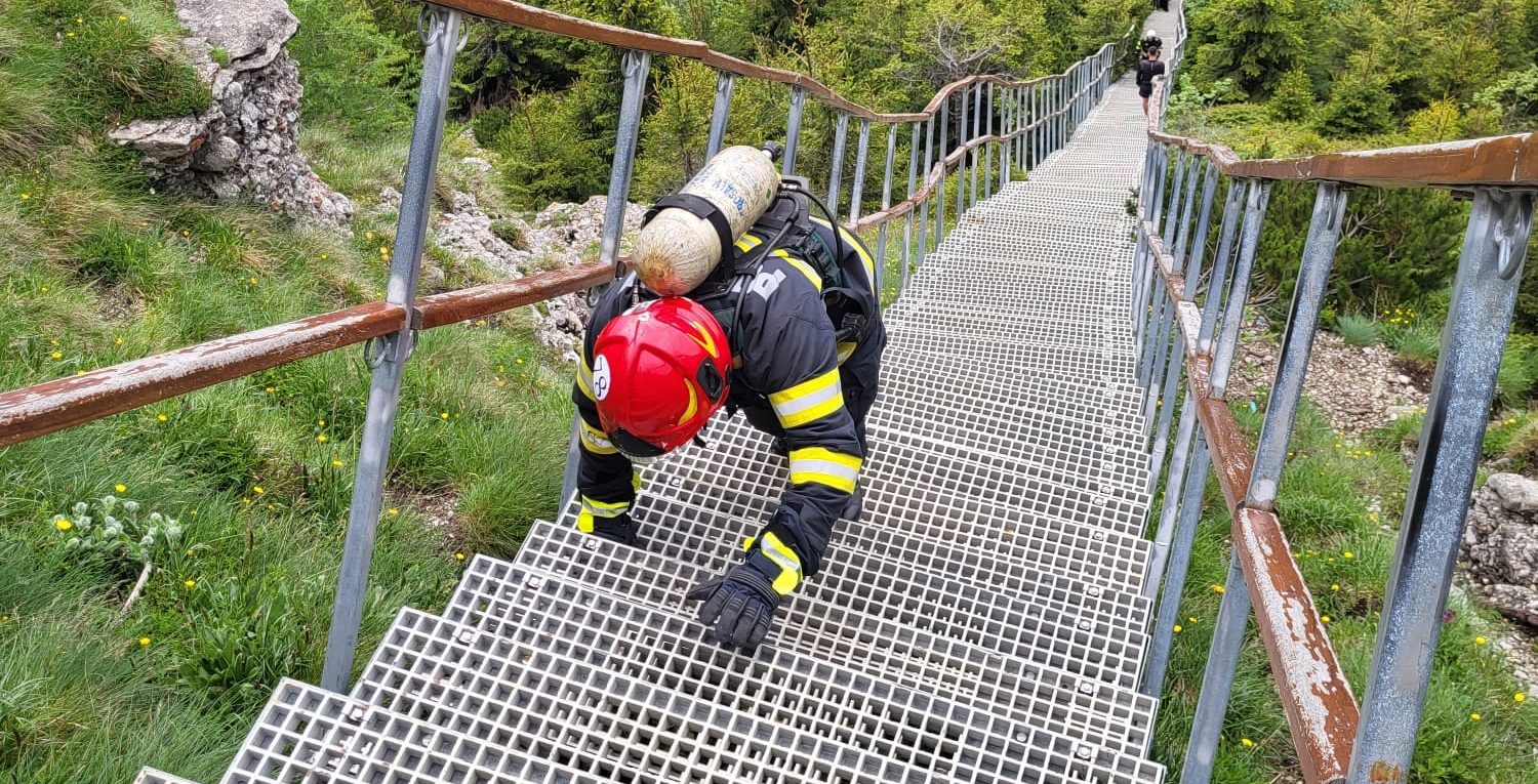 În această săptămână, în Parcul Național Ceahlău, ”Scări pe Toaca”, competiție de anduranță pentru pompierii de la inspectoratele județene pentru situații de urgență. Emisiunea ”Pulsul Zilei” (18.06.2024)