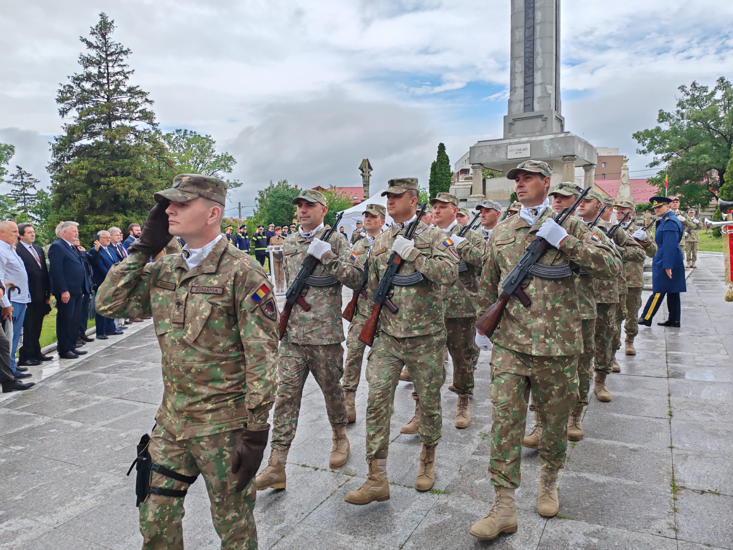 De Ziua Armatei României vor fi organizate ceremonii militare şi religioase