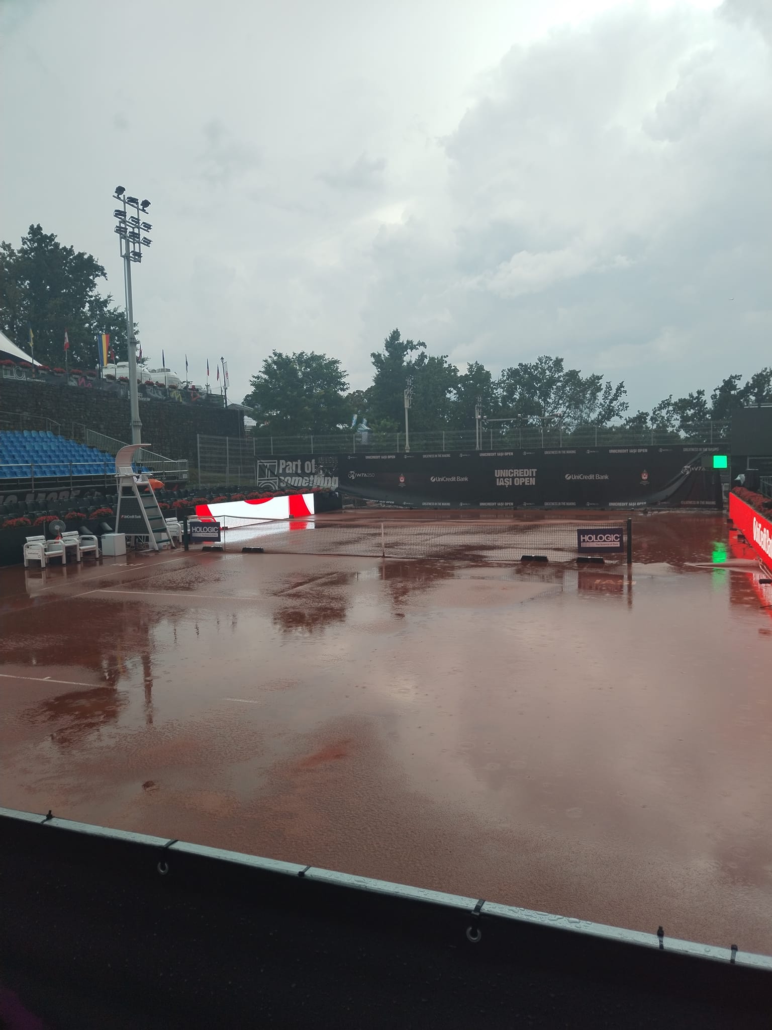 UNICREDIT IASI OPEN – Sfertul de finală dintre Jaqueline Cristian și Elina Avanesyan, suspendat din cauza ploii după doar 14 minute. Meciul se va relua joi dimineață. Mirra Andreeva, Olga Danilovic și Chloe Paquet, primele trei semifinaliste