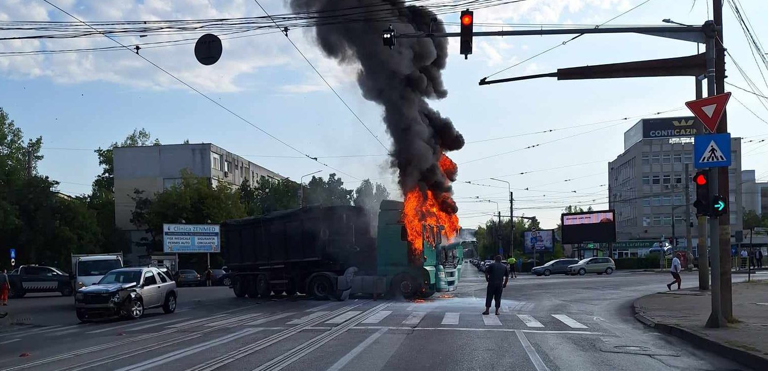 (VIDEO) Iași: Un camion a luat foc în urma coliziunii cu o mașină, în intersecția Țesătura-Calea Chișinăului