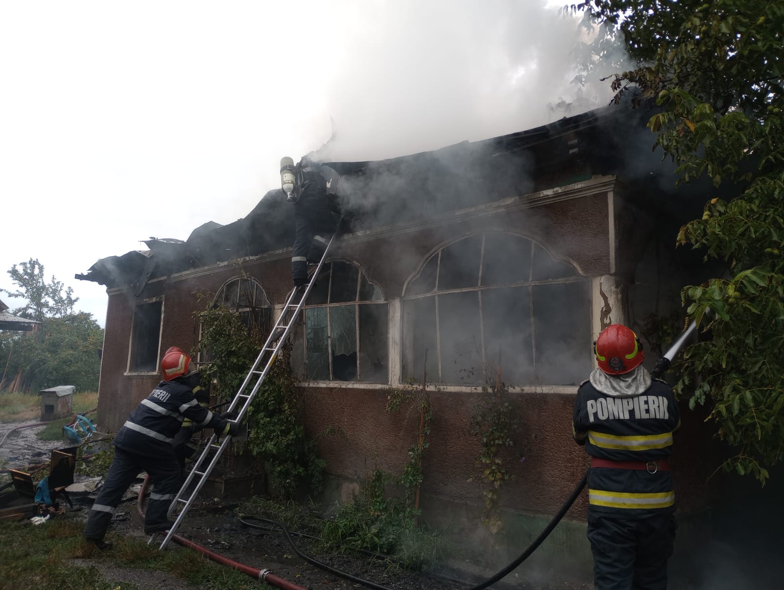 Neamţ: Bărbat găsit decedat într-o locuinţă cuprinsă de incendiu, la Roznov