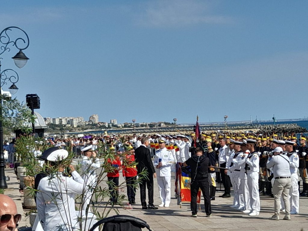 Klaus Iohannis le-a transmis marinarilor că devotamentul care îi definesc reprezintă un exemplu de excelenţă