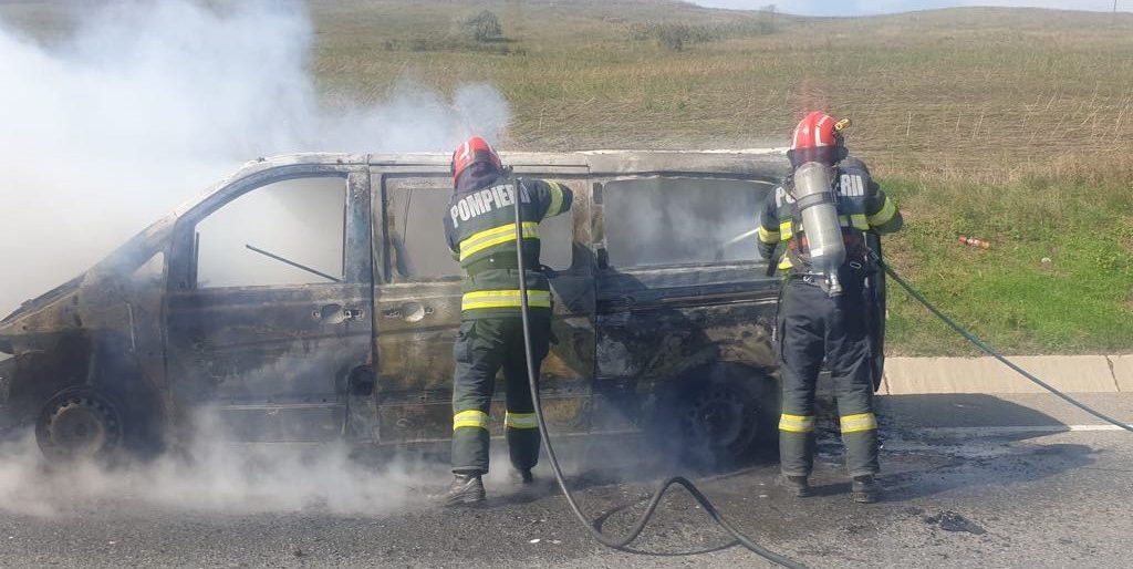 Vaslui: Un autoturism a ars în totalitate după ce a luat foc în mers, pe DE 581