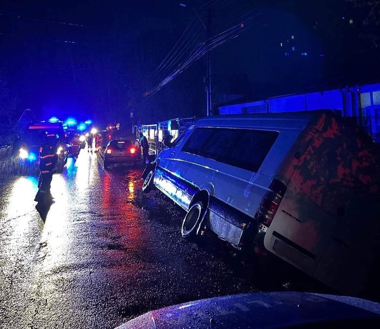 (FOTO) Suceava: Microbuz cu 10 persoane, implicat într-un accident. A fost activat Planul Roșu de Intervenție