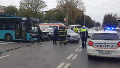 Galaţi: Accident rutier între un autobuz şi un autoturism; o victimă încarcerată, trafic blocat