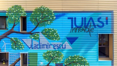 TUIASI – A fost realizat „Copacul Cunoașterii”, pictura murală spectaculoasă, de 220 de metri pătrați, care marchează intrarea în Campusul „Tudor Vladimirescu”