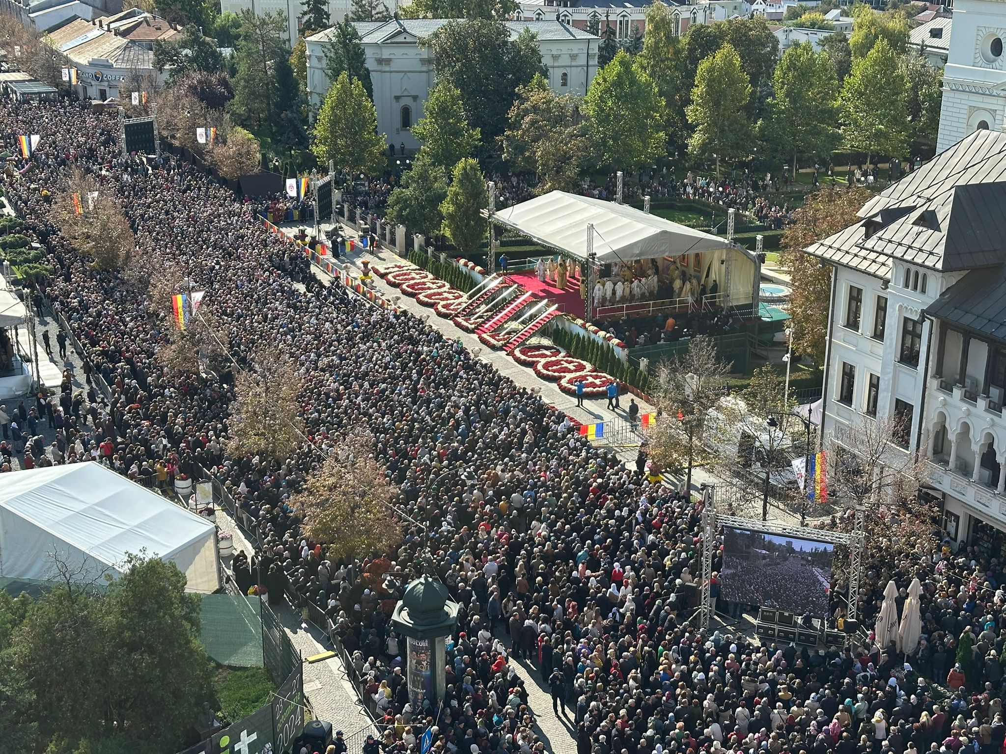 Iași: Mii de credincioși au participat la slujba Sfintei Liturghii cu prilejul prăznuirii Hramului Sfintei Cuvioase Parascheva