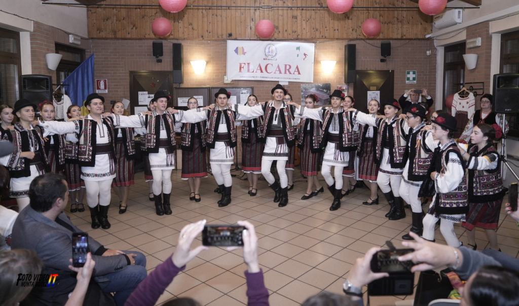 Ansamblul folcloric CARPATICA Torino al CCTIR Centrul de Cultură și Tradiție Italo Romanească APS - Torino. Director, prof. Elisabeta Cioată BurdujaCoregraf Bogdan Eugen Cioată Burduja, instructor Nicolae Cioată Burduja