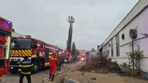 (FOTO) Incendiu în interiorul fabricii Moldomobila din mun. Iași