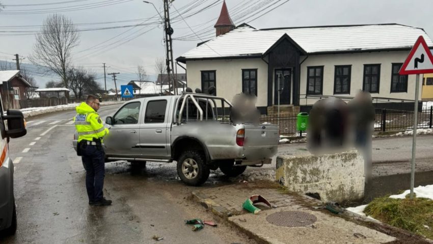 (FOTO) Coliziune între un autoturism și un motoscuter, pe raza satului Valea Stânii, comuna Vatra Moldoviței