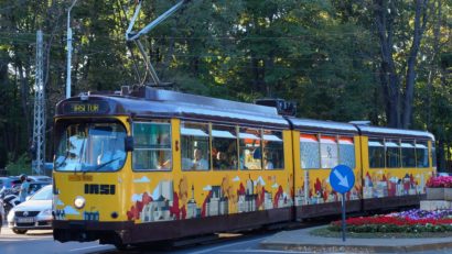 (AUDIO) IAȘI: Tramvaiul turistic-cafenea găzduiește proiectul „Cafeneaua culturală din tramvai”