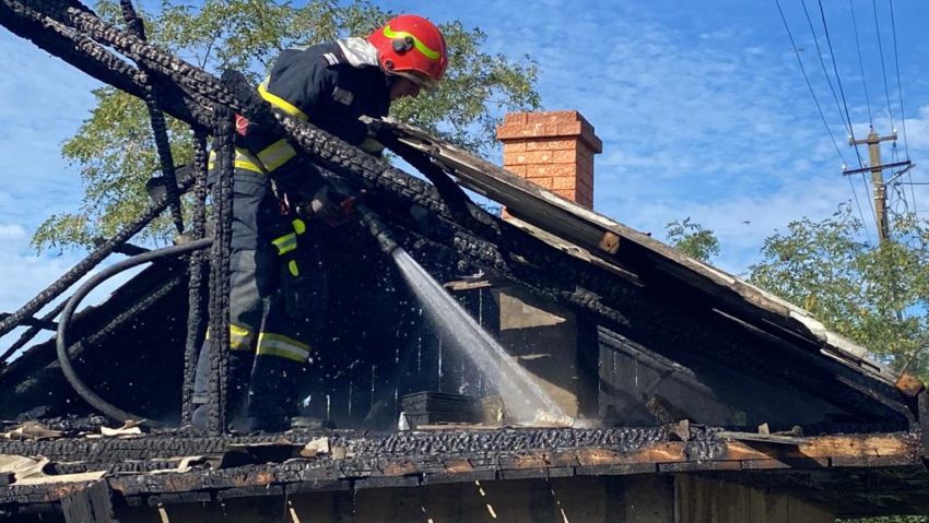 Galaţi: Incendiu puternic cu 9 proprietăţi afectate, la Tecuci