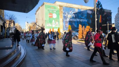 Răsună colindele pe străzile din judeţul Suceava