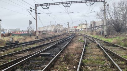 (AUDIO) Neamţ: Bărbat accidentat grav de vagonul unui tren de pasageri, în gara din Roman