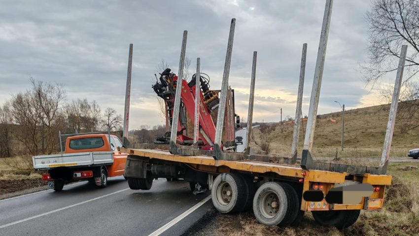 (FOTO) Accident rutier în satul Oglinzi, jud. Neamț