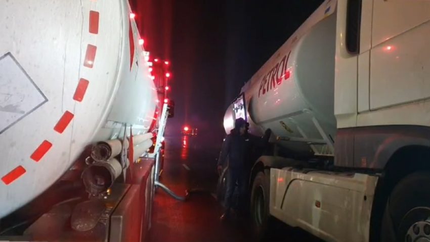 Suceava: O cisternă cu 31.000 de litri de benzină s-a răsturnat pe DN 2; au fost scurgeri uşoare de carburanţi