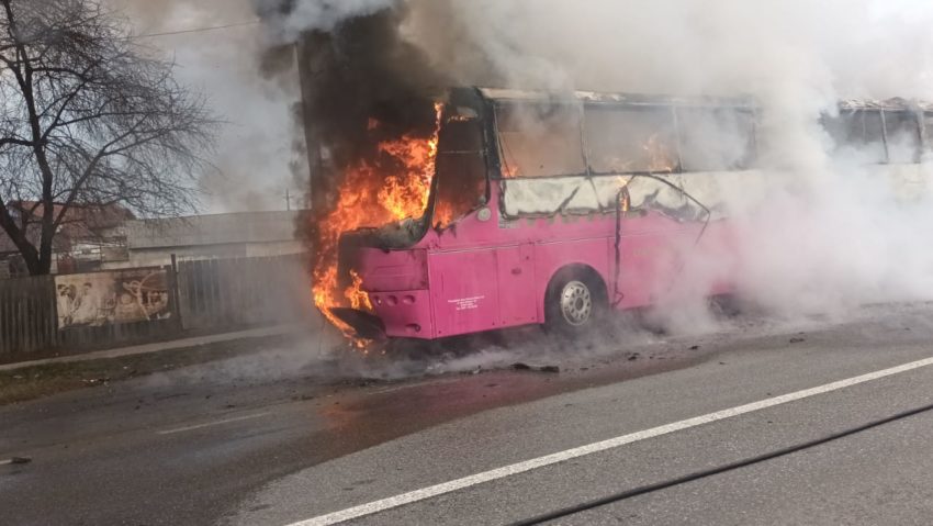 (FOTO) Neamţ: Un autocar cu pasageri a luat foc în mers, în dreptul unei staţii GPL