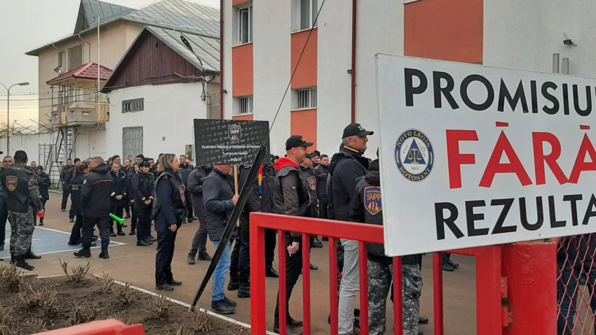 Botoşani: Peste 100 de poliţişti, poliţişti de frontieră şi lucrători din Penitenciar au protestat în faţa Prefecturii