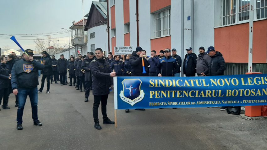 (AUDIO) Protest al angajaților din Penitenciarul Botoșani împotriva Ordonanței „Trenuleț”