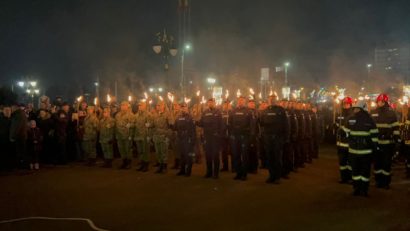 Manifestările de la Iaşi, dedicate Unirii Principatelor Române, s-au încheiat cu retragerea cu torţe a militarilor din Garnizoana Iaşi şi a forţelor Ministerului Afacerilor Interne