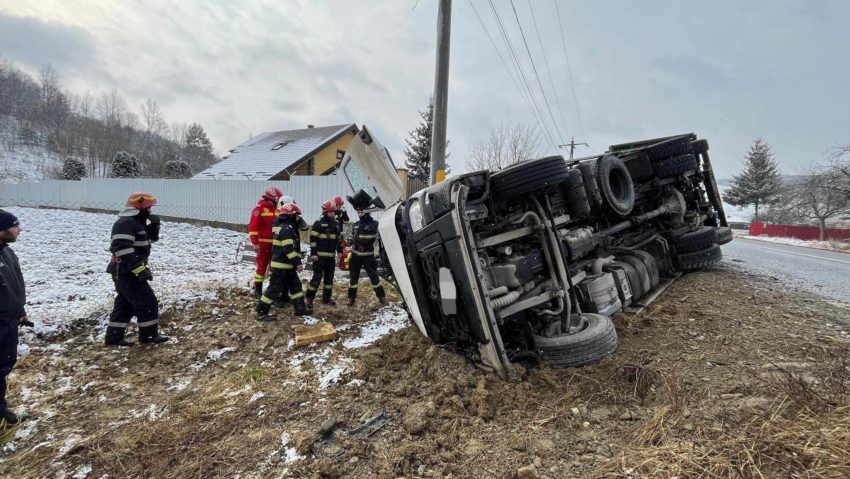 Bacău: Bărbat încarcerat după ce s-a răsturnat cu autocamionul pe care îl conducea, la Stejaru