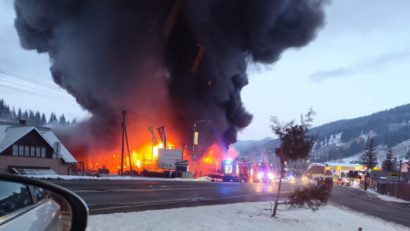 Suceava: Incendiul de la depozitul de anvelope, produs din cauza unui cablu electric defect de la un radiator