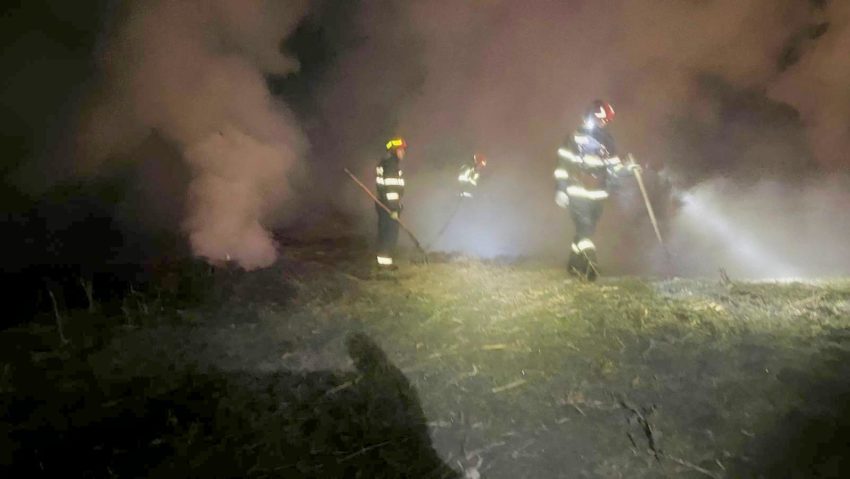 (FOTO) Botoşani: Incendiu la un depozit de furaje, provocat intenţionat