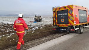 Suceava: Trei răniţi în urma coliziunii dintre două autoturisme; una dintre maşini s-a răsturnat