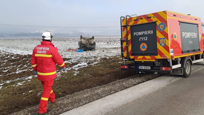 Suceava: Trei răniţi în urma coliziunii dintre două autoturisme; una dintre maşini s-a răsturnat