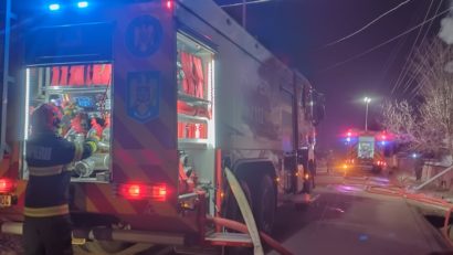 (AUDIO/FOTO) Suceava: O femeie a murit într-un incendiu care a cuprins două locuinţe, la Preuteşti