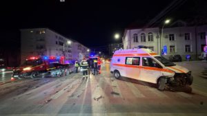 Ambulanţă implicată într-un accident în municipiul Suceava