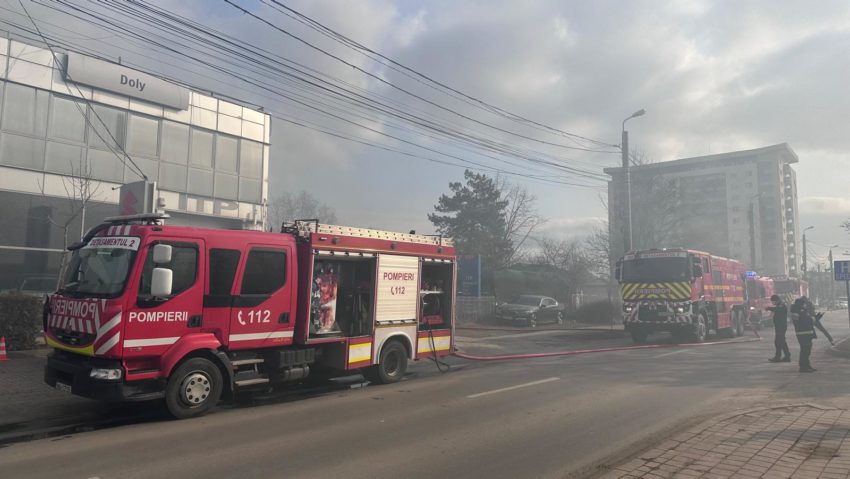 (AUDIO/FOTO) Incendiul produs la un service auto din municipiul Iași a fost lichidat