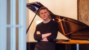 Pianistul Sergiu Tuhuțiu interpretează Chopin la Palatul Culturii din Iași la 215 ani de la nașterea compozitorului