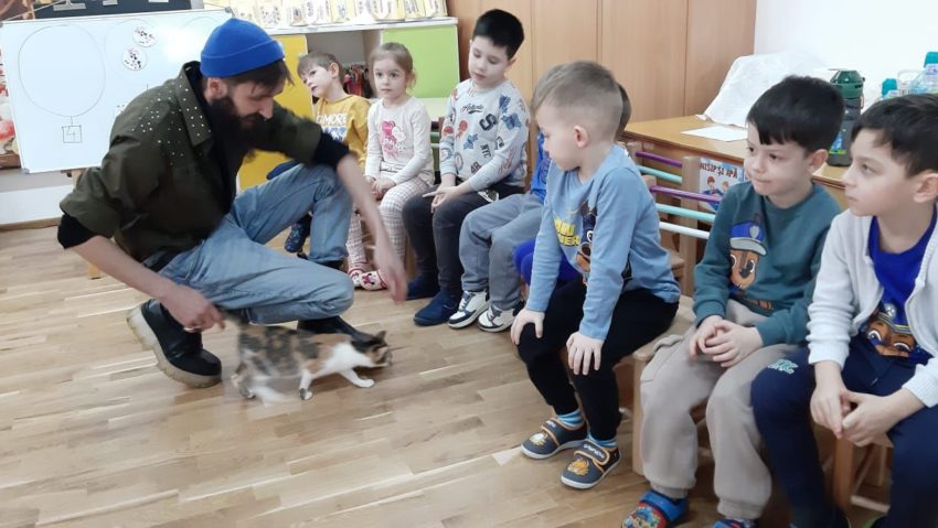 Cafeneaua ”La Mâțe”, un local cu peste o sută de pisici pe post de gazde, deschisă la Botoșani. Despre inițiativă, Daniel Bejinariu, unul din medicii veterinari care au realizat-o. Emisiunea ”Weekend cu prieteni” (26.01.2025)