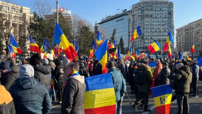 Aproximativ 1000 de persoane continuă să protesteze în Piaţa Victoriei din Capitală