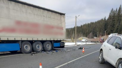 Suceava: Un autoturism şi un TIR, implicate într-un accident. Trei persoane au ajuns la spital