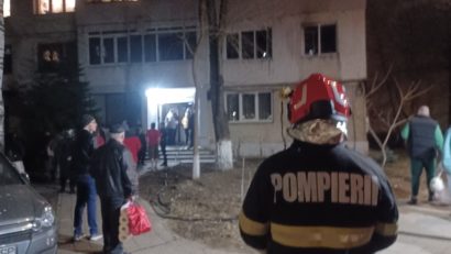 Suceava: Zeci de locatari evacuaţi după un incendiu izbucnit într-un apartament