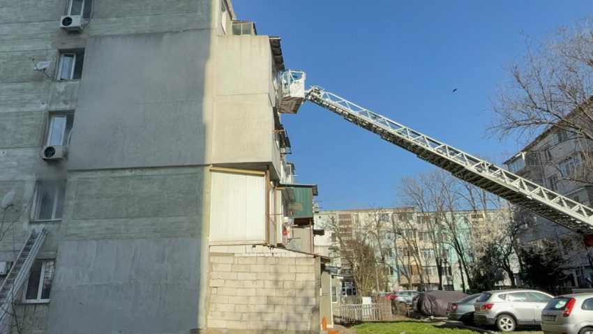 (FOTO) Incendiu într-un apartament din municipiul Galați. Mai multe persoane au fost evacuate