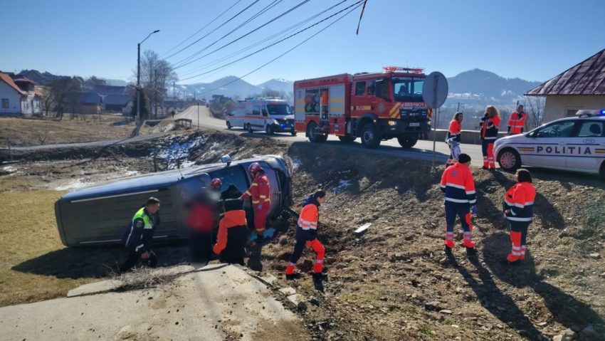 (FOTO) Suceava: Un microbuz în care erau cinci persoane s-a răsturnat pe DN 17, în Dealu Floreni