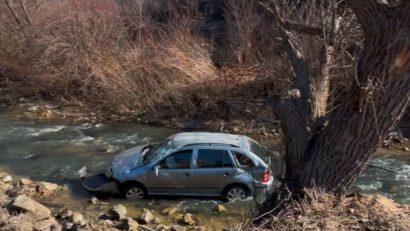 (FOTO) Neamţ: Bărbat rănit după ce a căzut cu maşina în albia râului Bicaz