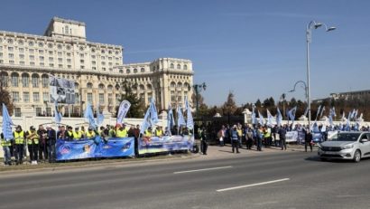 Poliţiştii, angajaţii din penitenciare şi pensionarii militari pichetează sediul Curţii Constituţionale